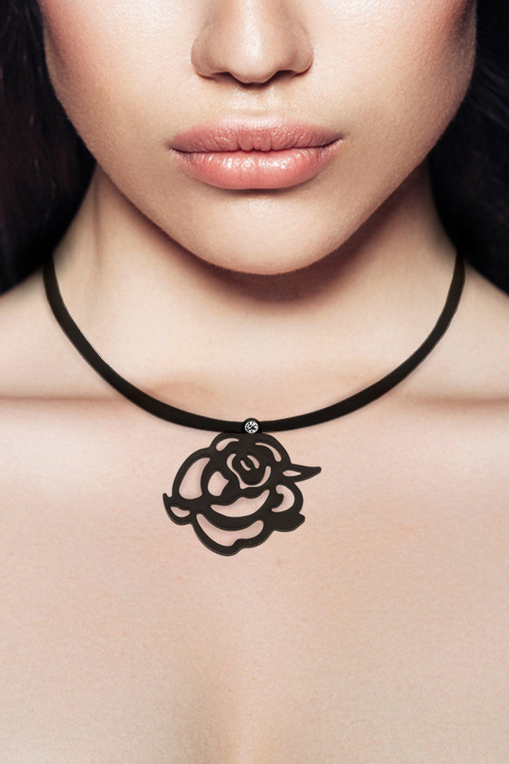 zoom, vue gros plan, collier pendentif rose japonaise ronde, couleur noir. Taille réelle. Bijoux fantaisies en silicone, ladygum, marque française, créateurs, designers. Collier simplissimo avec strass swarovski, cristal, amovible, riveté, avec boucles rose japonaise ronde. Style nature, fleur, floral, amour, romantique, simple, minimaliste, interchangeable avec d'autres pendentifs. Léger, souple, longueur réglable, ajustable, fermoir en T, résistant à l'eau/à la chaleur/à la lumière. Cadeau original.