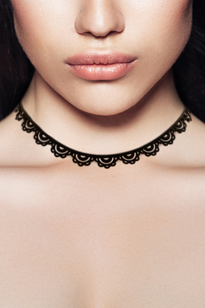 zoom, vue gros plan, collier dentelle, couleur noir. Vue taille réelle. Bijoux fantaisies en silicone, ladygum, marque française, créateurs, designers. Style court, ras de cou, choker, à motif, féminin, lingerie, demi-cercle. Léger, souple, résistant à l'eau/à la chaleur/à la lumière. Collier ajustable, longueur réglable, fermoir en T. Cadeau original.
