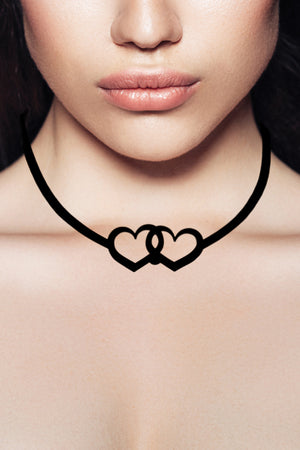 zoom, vue gros plan, collier love2love, couleur noir. Taille réelle. Bijoux fantaisies en silicone, ladygum, marque française, créateurs, designers. Style minimaliste, simple, coeurs, amour, romantique. Léger, souple, longueur réglable, ajustable, minimisant les allergies, résistant à l'eau, à la chaleur, fermoir en T. Cadeau original.
