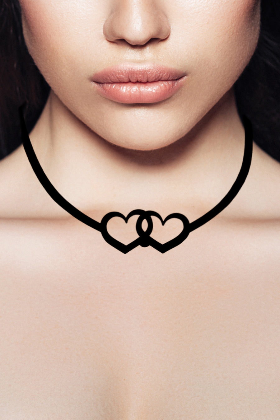 zoom, vue gros plan, collier love2love, couleur noir. Taille réelle. Bijoux fantaisies en silicone, ladygum, marque française, créateurs, designers. Style minimaliste, simple, coeurs, amour, romantique. Léger, souple, longueur réglable, ajustable, minimisant les allergies, résistant à l'eau, à la chaleur, fermoir en T. Cadeau original.