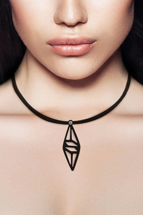 zoom, vue gros plan, collier pendentif graphique, couleur noir. Vue taille réelle. Bijoux fantaisies en silicone, ladygum, marque française, créateurs, designers. Style simple, minimaliste, interchangeable avec d'autres pendentifs. Collier simplissimo avec strass swarovski cristal, amovible, riveté. Pendentif graphique, losange, triangle, géométrique, long. Léger, souple, résistant à l'eau/à la chaleur/à la lumière. Collier ajustable, longueur réglable, fermoir en T. Cadeau original.