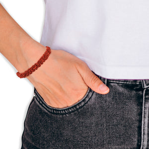 vue porté au poignet par mannequin, vue zoom, gros plan, en entier, bracelet boho les fleurettes, couleur lithci/orange/terracotta/rouille. Silicone souple, bijoux fantaisies, ladygum, marque française. Bracelet aux fleurs en relief, non ajustable, taille unique, facile à enfiler au poignet. Cadeau original.