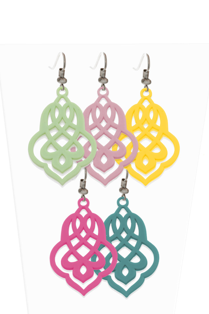 vue boucles d'oreilles à l'unité sur présentoir en plastique. Modèle : arabesque, 5 couleurs disponibles : amande, barbe à papa, citron, malabre, turquoise. Attache dormeuse en acier inoxydable. Style orientale, celtique, ajouré, tribal, motif. Ladygum, marque française, bijoux fantaisies en silicone. Légères, souples, pendantes, longues, minimisant les allergies. Cadeau original.