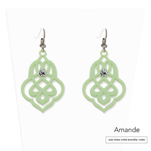 vue paire de boucles d'oreilles en entier. Modèle : arabesque, couleur : amande, vert pastel, avec option strass cristal amovible et riveté. Attache dormeuse en acier inoxydable. Style orientale, celtique, ajouré, tribal, motif. Ladygum, marque française, bijoux fantaisies en silicone. Légères, souples, pendantes, longues, minimisant les allergies. Cadeau original.