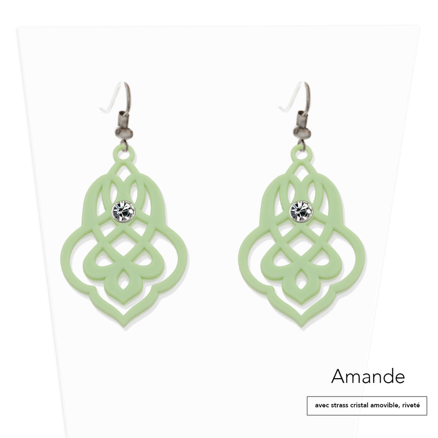 vue paire de boucles d'oreilles en entier. Modèle : arabesque, couleur : amande, vert pastel, avec option strass cristal amovible et riveté. Attache dormeuse en acier inoxydable. Style orientale, celtique, ajouré, tribal, motif. Ladygum, marque française, bijoux fantaisies en silicone. Légères, souples, pendantes, longues, minimisant les allergies. Cadeau original.