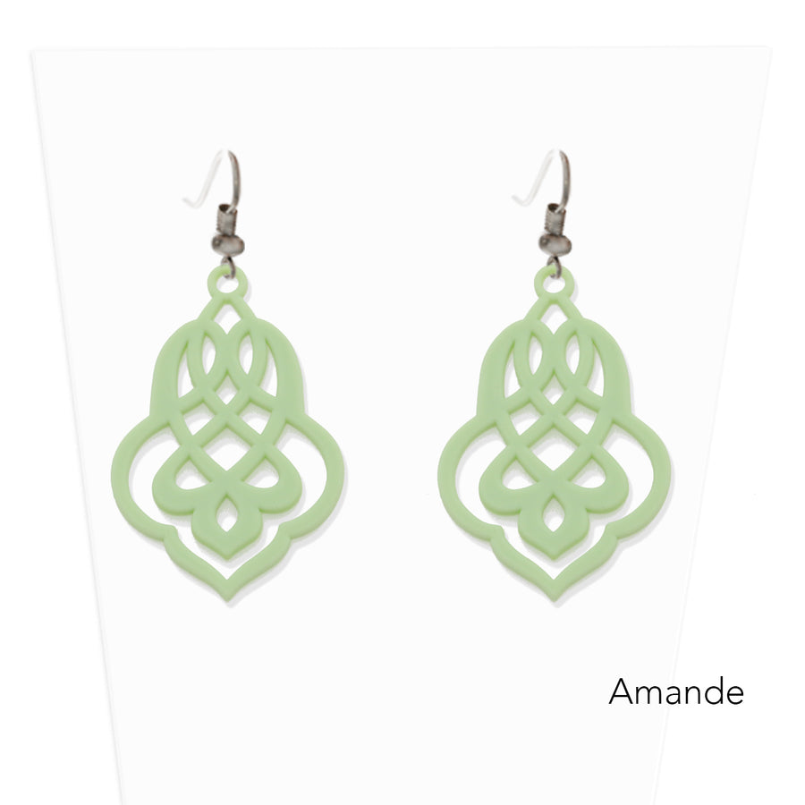 vue paire de boucles d'oreilles en entier. Modèle : arabesque, couleur : amande, vert pastel. Attache dormeuse en acier inoxydable. Style orientale, celtique, ajouré, tribal, motif. Ladygum, marque française, bijoux fantaisies en silicone. Légères, souples, pendantes, longues, minimisant les allergies. Cadeau original.