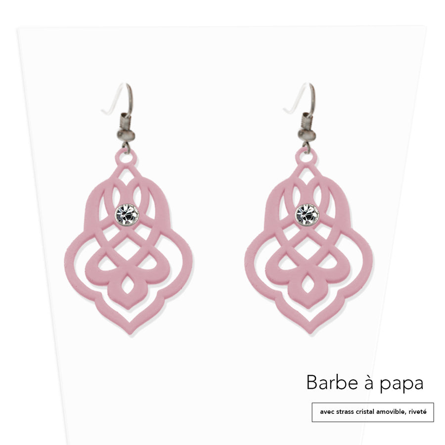 vue paire de boucles d'oreilles en entier. Modèle : arabesque, couleur : barbe à papa, rose pastel, poudré, vieux rose, rose baby, avec option strass cristal amovible et riveté. Attache dormeuse en acier inoxydable. Style orientale, celtique, ajouré, tribal, motif. Ladygum, marque française, bijoux fantaisies en silicone. Légères, souples, pendantes, longues, minimisant les allergies. Cadeau original.