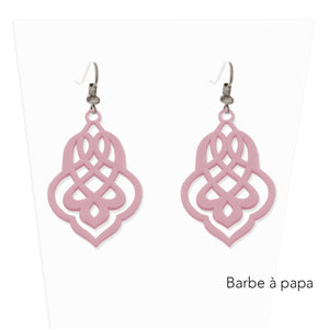 vue paire de boucles d'oreilles en entier. Modèle : arabesque, couleur : barbe à papa, rose pastel, poudré, vieux rose, rose baby. Attache dormeuse en acier inoxydable. Style orientale, celtique, ajouré, tribal, motif. Ladygum, marque française, bijoux fantaisies en silicone. Légères, souples, pendantes, longues, minimisant les allergies. Cadeau original.