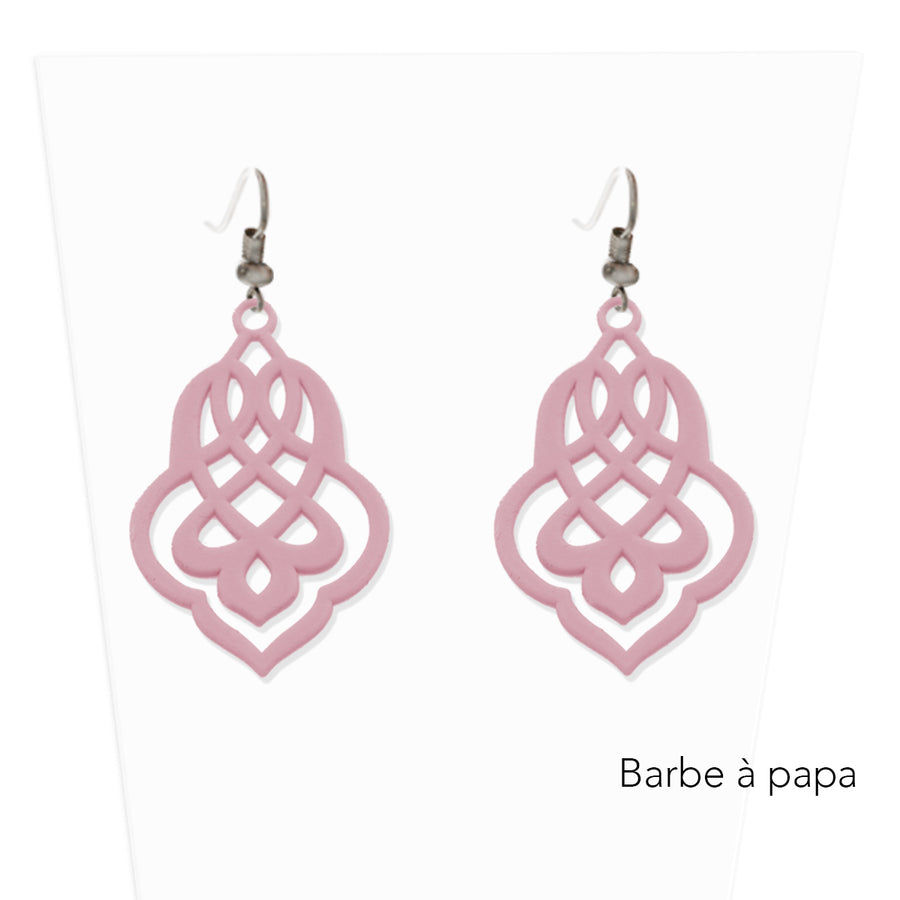 vue paire de boucles d'oreilles en entier. Modèle : arabesque, couleur : barbe à papa, rose pastel, poudré, vieux rose, rose baby. Attache dormeuse en acier inoxydable. Style orientale, celtique, ajouré, tribal, motif. Ladygum, marque française, bijoux fantaisies en silicone. Légères, souples, pendantes, longues, minimisant les allergies. Cadeau original.