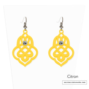 vue paire de boucles d'oreilles en entier. Modèle : arabesque, couleur : citron, jaune vif, poussin, avec option strass cristal amovible et riveté. Attache dormeuse en acier inoxydable. Style orientale, celtique, ajouré, tribal, motif. Ladygum, marque française, bijoux fantaisies en silicone. Légères, souples, pendantes, longues, minimisant les allergies. Cadeau original.