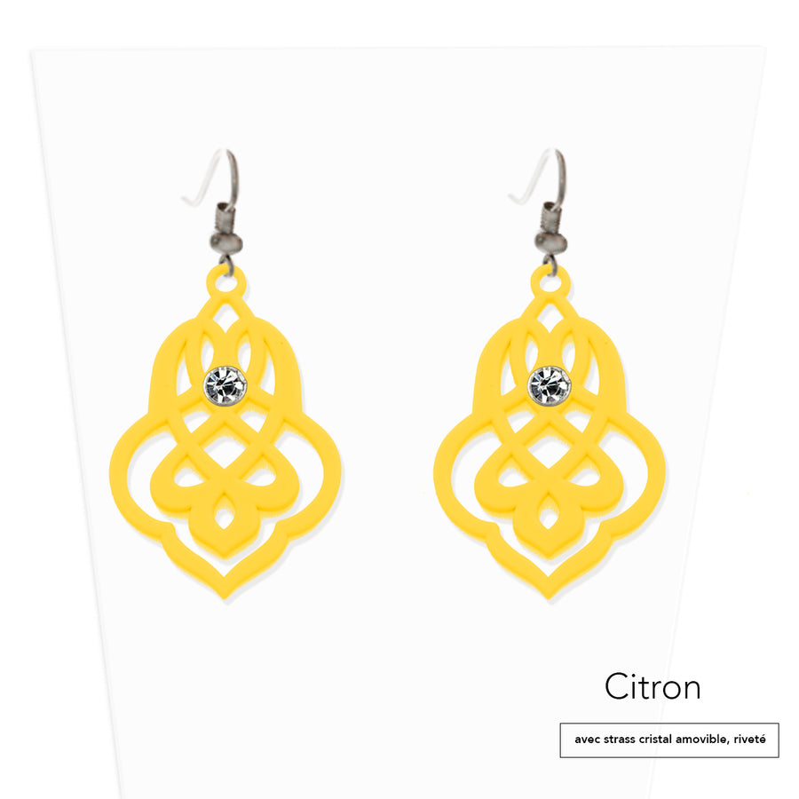 vue paire de boucles d'oreilles en entier. Modèle : arabesque, couleur : citron, jaune vif, poussin, avec option strass cristal amovible et riveté. Attache dormeuse en acier inoxydable. Style orientale, celtique, ajouré, tribal, motif. Ladygum, marque française, bijoux fantaisies en silicone. Légères, souples, pendantes, longues, minimisant les allergies. Cadeau original.