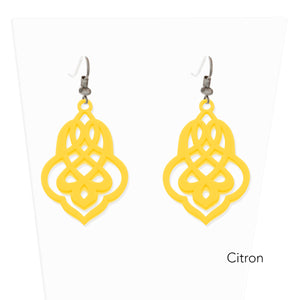 vue paire de boucles d'oreilles en entier. Modèle : arabesque, couleur : citron, jaune vif, poussin. Attache dormeuse en acier inoxydable. Style orientale, celtique, ajouré, tribal, motif. Ladygum, marque française, bijoux fantaisies en silicone. Légères, souples, pendantes, longues, minimisant les allergies. Cadeau original.