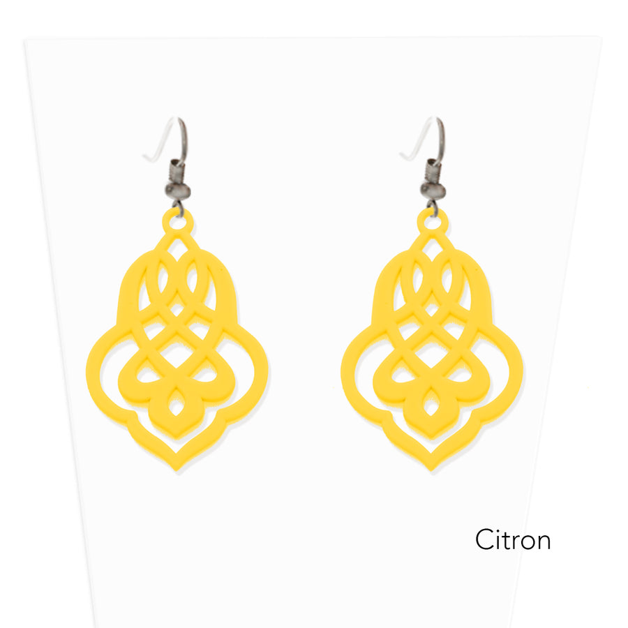 vue paire de boucles d'oreilles en entier. Modèle : arabesque, couleur : citron, jaune vif, poussin. Attache dormeuse en acier inoxydable. Style orientale, celtique, ajouré, tribal, motif. Ladygum, marque française, bijoux fantaisies en silicone. Légères, souples, pendantes, longues, minimisant les allergies. Cadeau original.
