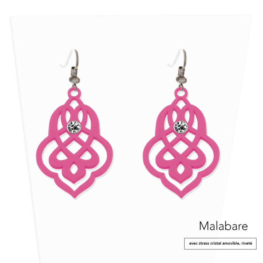 vue paire de boucles d'oreilles en entier. Modèle : arabesque, couleur : malabare, rose tonique, rose vif, fuchsia, avec option strass cristal amovible et riveté. Attache dormeuse en acier inoxydable. Style orientale, celtique, ajouré, tribal, motif. Ladygum, marque française, bijoux fantaisies en silicone. Légères, souples, pendantes, longues, minimisant les allergies. Cadeau original.