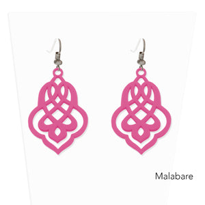 vue paire de boucles d'oreilles en entier. Modèle : arabesque, couleur : malabare, rose tonique, rose vif, fuchsia. Attache dormeuse en acier inoxydable. Style orientale, celtique, ajouré, tribal, motif. Ladygum, marque française, bijoux fantaisies en silicone. Légères, souples, pendantes, longues, minimisant les allergies. Cadeau original.
