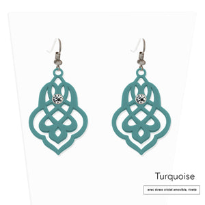 vue paire de boucles d'oreilles en entier. Modèle : arabesque, couleur : turquoise, bleu, vert, foncé, avec option strass cristal amovible et riveté. Attache dormeuse en acier inoxydable. Style orientale, celtique, ajouré, tribal, motif. Ladygum, marque française, bijoux fantaisies en silicone. Légères, souples, pendantes, longues, minimisant les allergies. Cadeau original.