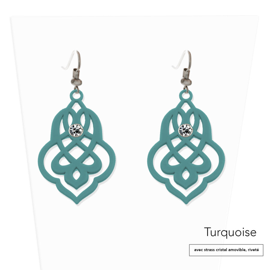 vue paire de boucles d'oreilles en entier. Modèle : arabesque, couleur : turquoise, bleu, vert, foncé, avec option strass cristal amovible et riveté. Attache dormeuse en acier inoxydable. Style orientale, celtique, ajouré, tribal, motif. Ladygum, marque française, bijoux fantaisies en silicone. Légères, souples, pendantes, longues, minimisant les allergies. Cadeau original.