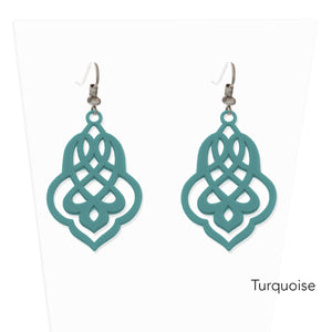vue paire de boucles d'oreilles en entier. Modèle : arabesque, couleur : turquoise, bleu, vert, foncé. Attache dormeuse en acier inoxydable. Style orientale, celtique, ajouré, tribal, motif. Ladygum, marque française, bijoux fantaisies en silicone. Légères, souples, pendantes, longues, minimisant les allergies. Cadeau original.