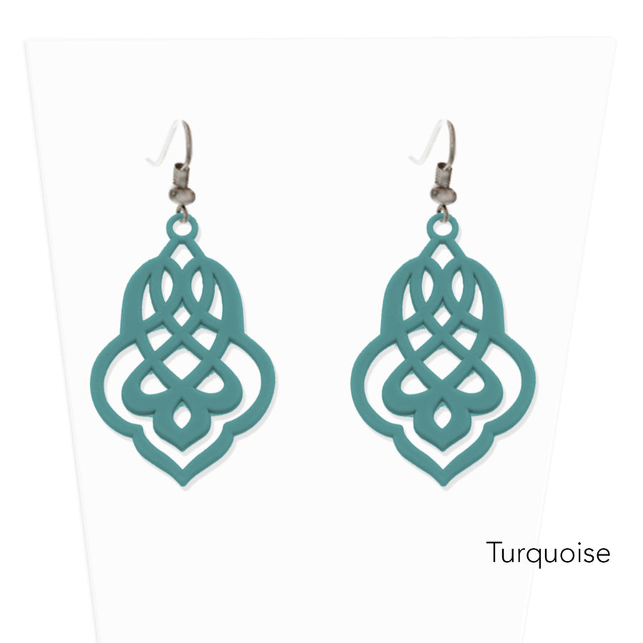vue paire de boucles d'oreilles en entier. Modèle : arabesque, couleur : turquoise, bleu, vert, foncé. Attache dormeuse en acier inoxydable. Style orientale, celtique, ajouré, tribal, motif. Ladygum, marque française, bijoux fantaisies en silicone. Légères, souples, pendantes, longues, minimisant les allergies. Cadeau original.