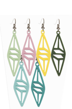 vue boucles d'oreilles à l'unité sur présentoir plastique. Modèle graphique, couleurs 6 dispos : amande, barbe à papa, citron, kaki, menthe glaciale, turquoise. Attache dormeuse en acier inxoydable. Ladygum, marque française, bijoux fantaisies en silicone. Style : longues, pendantes, contemporaines, géométrique, losange, ajouré. Cadeau original.