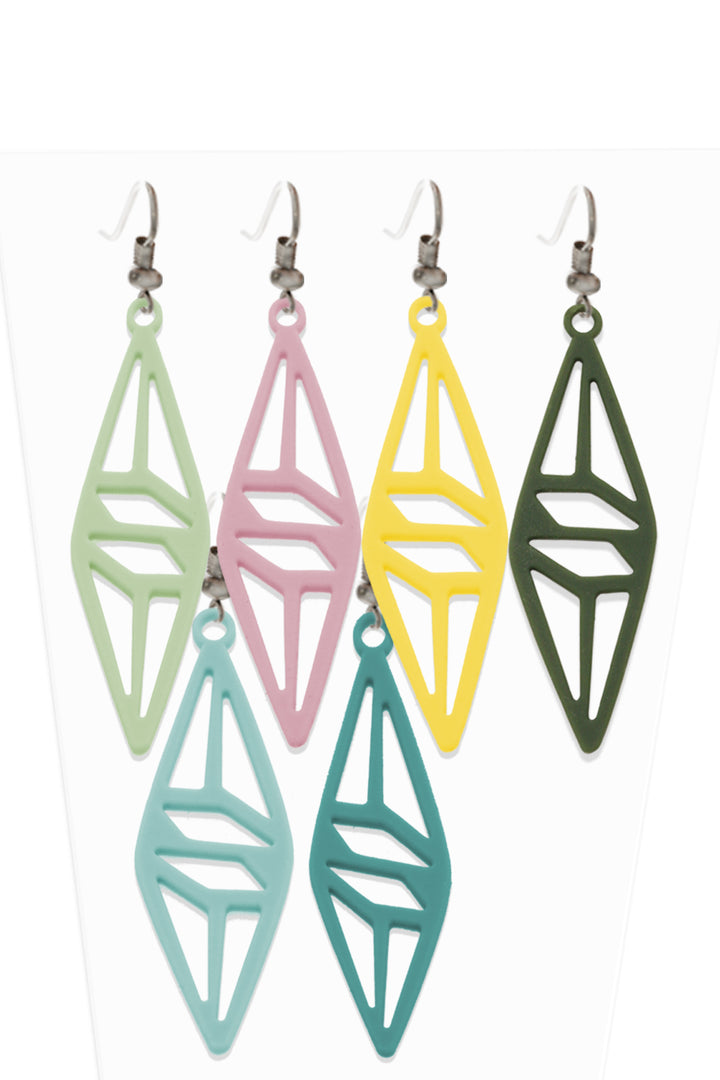 vue boucles d'oreilles à l'unité sur présentoir plastique. Modèle graphique, couleurs 6 dispos : amande, barbe à papa, citron, kaki, menthe glaciale, turquoise. Attache dormeuse en acier inxoydable. Ladygum, marque française, bijoux fantaisies en silicone. Style : longues, pendantes, contemporaines, géométrique, losange, ajouré. Cadeau original.