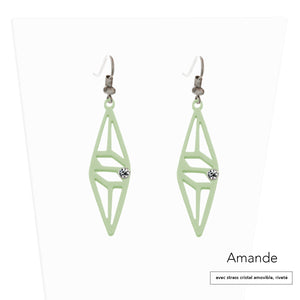 vue paire de boucles d'oreilles graphique, couleur : amande, vert pastel, avec option strass cristal amovible et riveté. Attache dormeuse en acier inxoydable. Ladygum, marque française, bijoux fantaisies en silicone. Style : longues, pendantes, contemporaines, géométrique, losange, ajouré. Cadeau original.