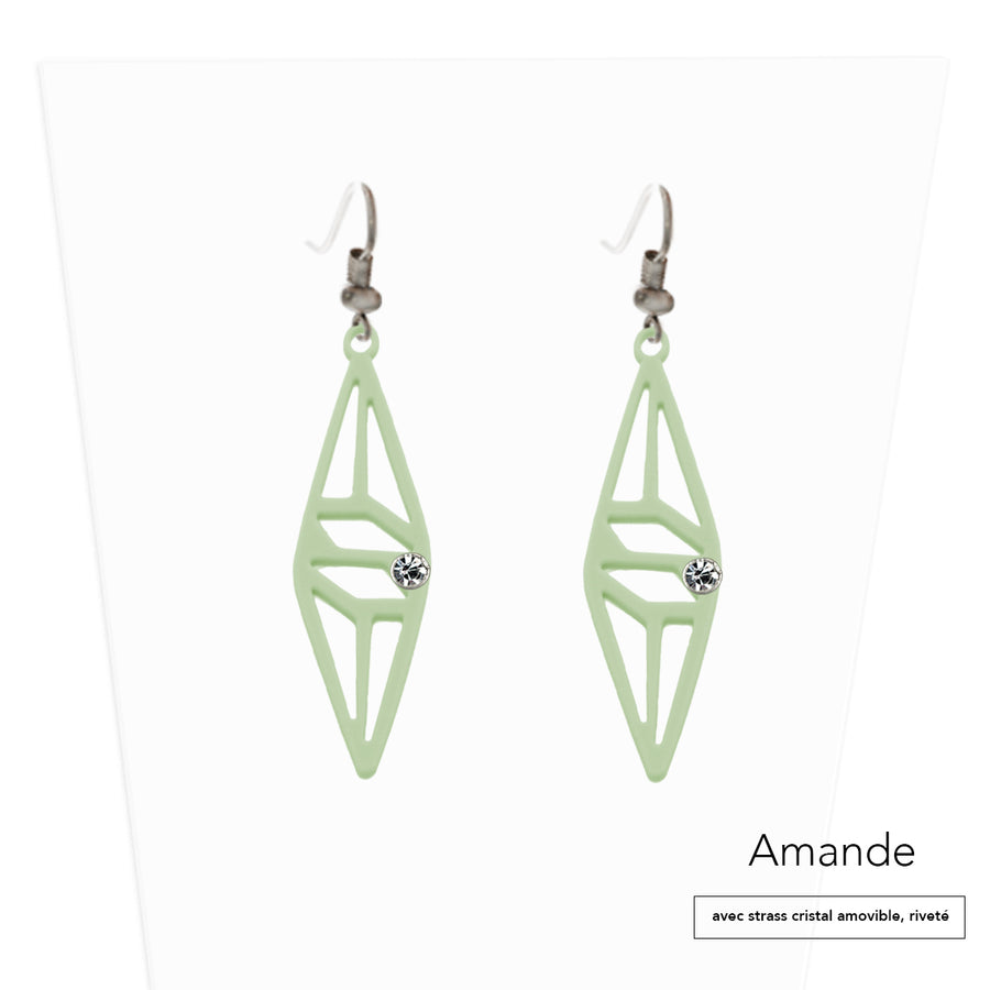 vue paire de boucles d'oreilles graphique, couleur : amande, vert pastel, avec option strass cristal amovible et riveté. Attache dormeuse en acier inxoydable. Ladygum, marque française, bijoux fantaisies en silicone. Style : longues, pendantes, contemporaines, géométrique, losange, ajouré. Cadeau original.