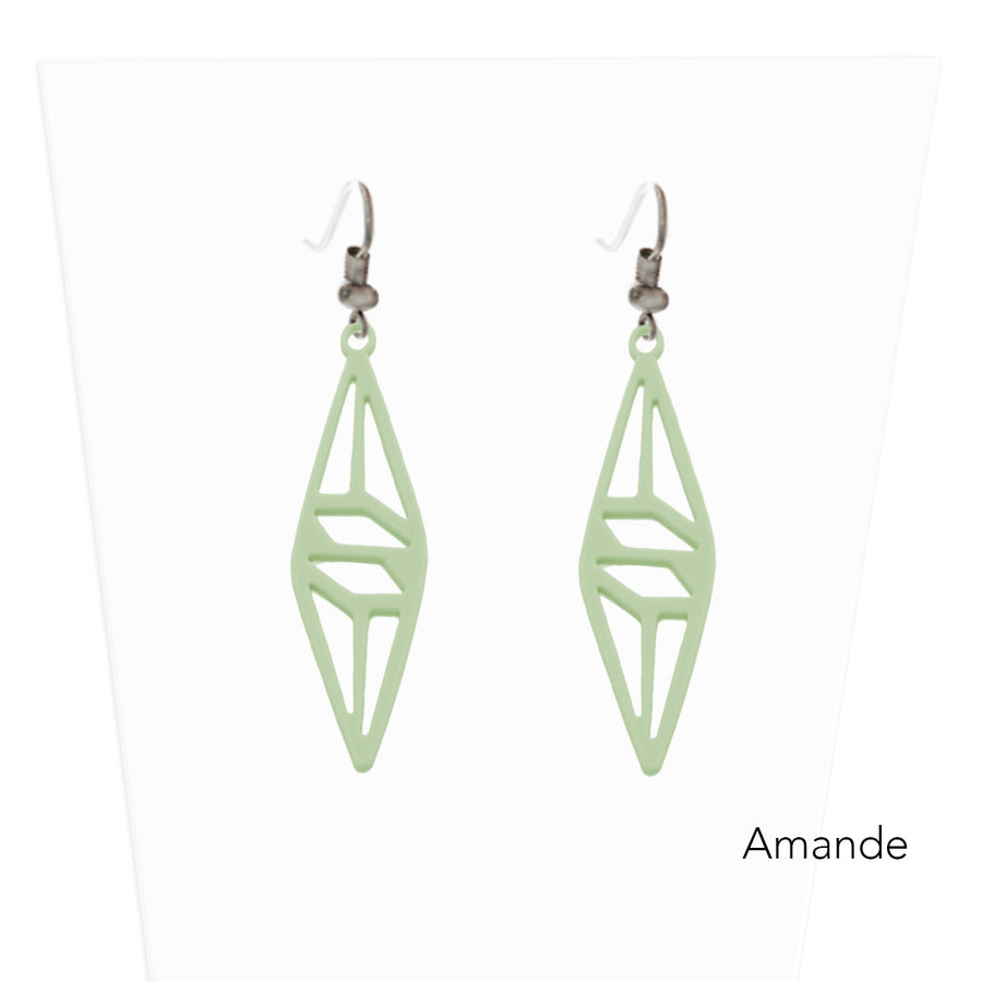 vue paire de boucles d'oreilles graphique, couleur : amande, vert pastel. Attache dormeuse en acier inxoydable. Ladygum, marque française, bijoux fantaisies en silicone. Style : longues, pendantes, contemporaines, géométrique, losange, ajouré. Cadeau original.