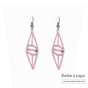vue paire de boucles d'oreilles graphique, couleur : barbe à papa, rose pastel, poudré, vieux rose, rose baby, avec option strass cristal amovible et riveté. Attache dormeuse en acier inxoydable. Ladygum, marque française, bijoux fantaisies en silicone. Style : longues, pendantes, contemporaines, géométrique, losange, ajouré. Cadeau original.