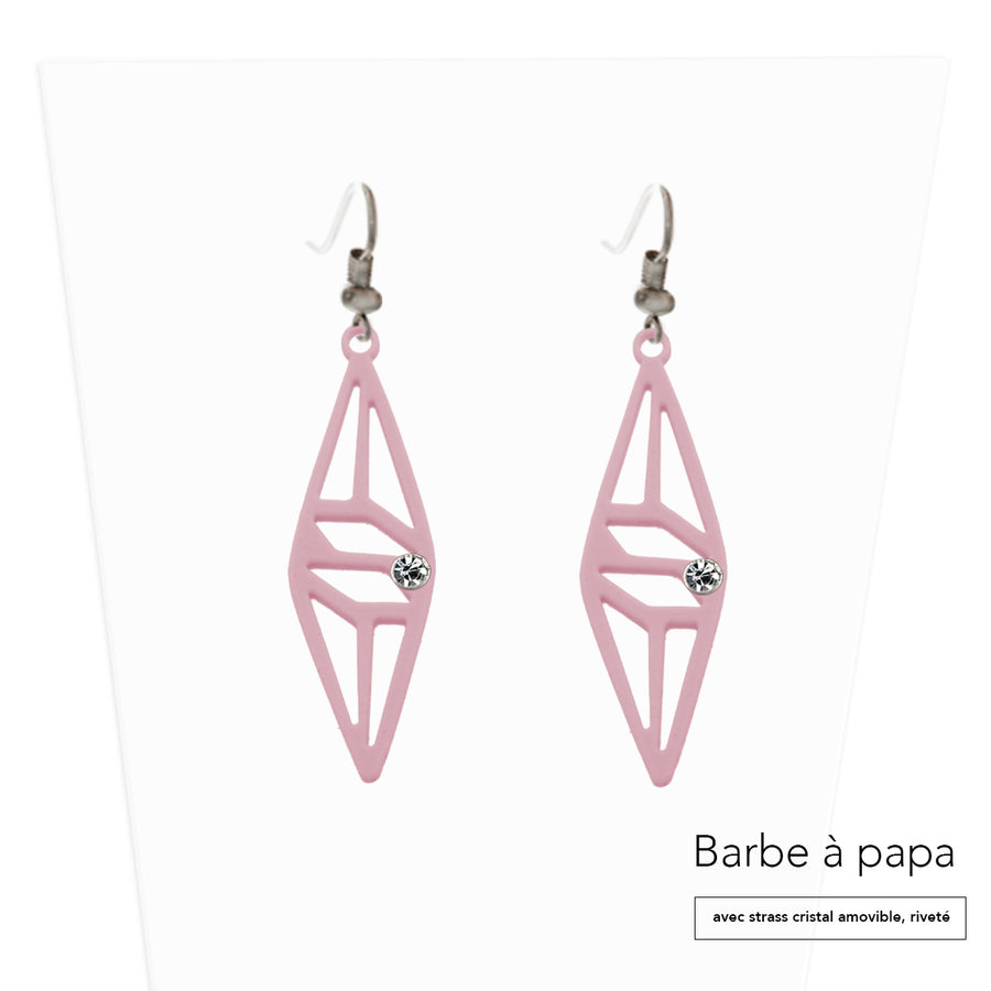 vue paire de boucles d'oreilles graphique, couleur : barbe à papa, rose pastel, poudré, vieux rose, rose baby, avec option strass cristal amovible et riveté. Attache dormeuse en acier inxoydable. Ladygum, marque française, bijoux fantaisies en silicone. Style : longues, pendantes, contemporaines, géométrique, losange, ajouré. Cadeau original.