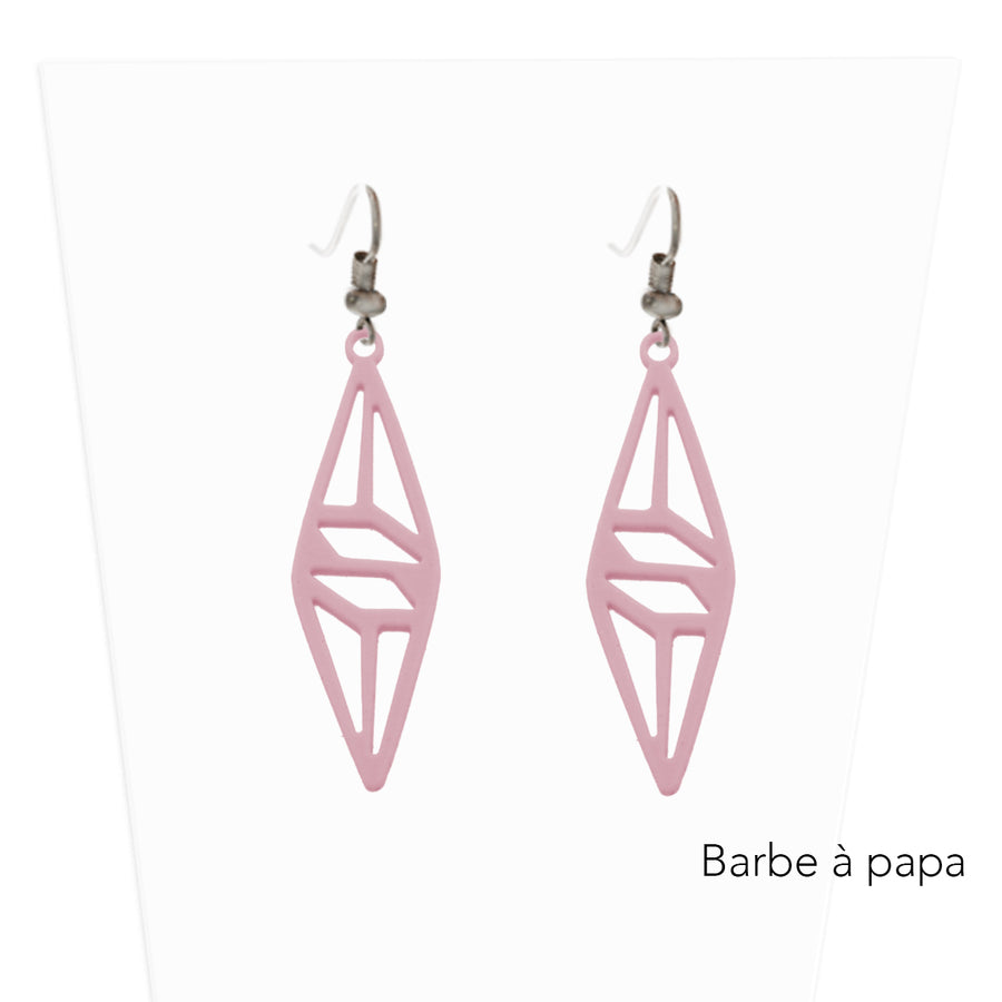vue paire de boucles d'oreilles graphique, couleur : barbe à papa, rose pastel, poudré, vieux rose, rose baby. Attache dormeuse en acier inxoydable. Ladygum, marque française, bijoux fantaisies en silicone. Style : longues, pendantes, contemporaines, géométrique, losange, ajouré. Cadeau original.