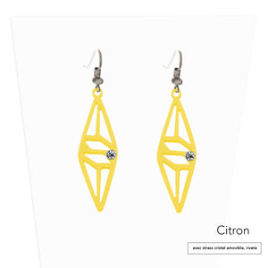 vue paire de boucles d'oreilles graphique, couleur : citron, jaune vif, poussin, avec option strass cristal amovible et riveté. Attache dormeuse en acier inxoydable. Ladygum, marque française, bijoux fantaisies en silicone. Style : longues, pendantes, contemporaines, géométrique, losange, ajouré. Cadeau original.