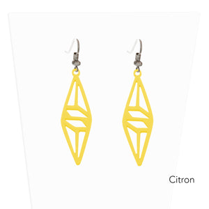 vue paire de boucles d'oreilles graphique, couleur : citron, jaune vif, poussin. Attache dormeuse en acier inxoydable. Ladygum, marque française, bijoux fantaisies en silicone. Style : longues, pendantes, contemporaines, géométrique, losange, ajouré. Cadeau original.