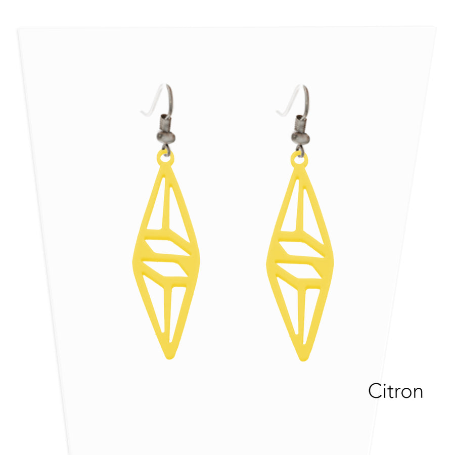vue paire de boucles d'oreilles graphique, couleur : citron, jaune vif, poussin. Attache dormeuse en acier inxoydable. Ladygum, marque française, bijoux fantaisies en silicone. Style : longues, pendantes, contemporaines, géométrique, losange, ajouré. Cadeau original.