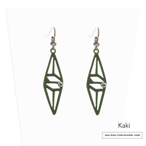 vue paire de boucles d'oreilles graphique, couleur : kaki, vert militaire, army, vert foncé, sapin, avec option strass cristal amovible et riveté. Attache dormeuse en acier inxoydable. Ladygum, marque française, bijoux fantaisies en silicone. Style : longues, pendantes, contemporaines, géométrique, losange, ajouré. Cadeau original.