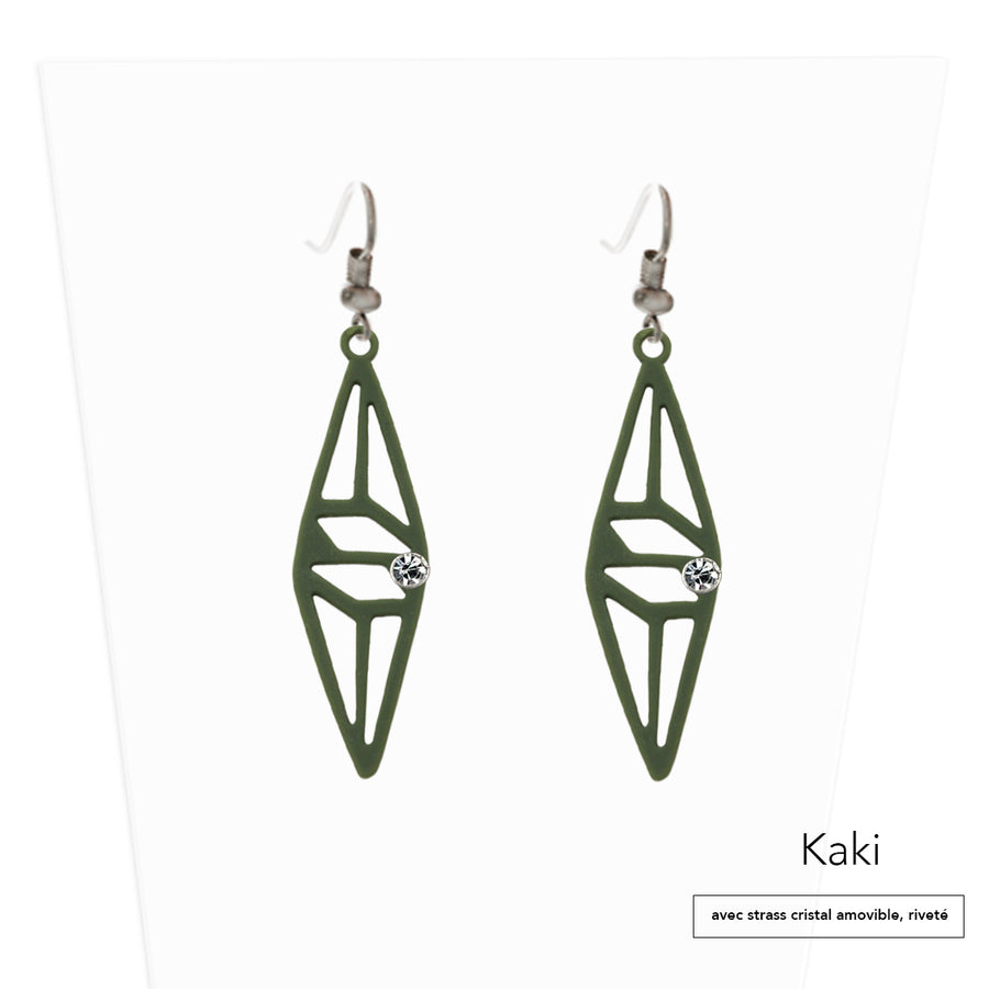 vue paire de boucles d'oreilles graphique, couleur : kaki, vert militaire, army, vert foncé, sapin, avec option strass cristal amovible et riveté. Attache dormeuse en acier inxoydable. Ladygum, marque française, bijoux fantaisies en silicone. Style : longues, pendantes, contemporaines, géométrique, losange, ajouré. Cadeau original.