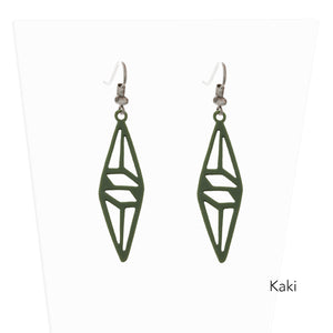 vue paire de boucles d'oreilles graphique, couleur : kaki, vert militaire, army, vert foncé, sapin. Attache dormeuse en acier inxoydable. Ladygum, marque française, bijoux fantaisies en silicone. Style : longues, pendantes, contemporaines, géométrique, losange, ajouré. Cadeau original.