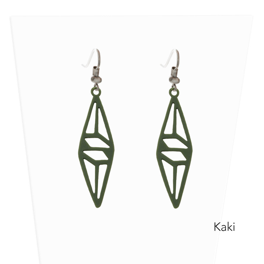vue paire de boucles d'oreilles graphique, couleur : kaki, vert militaire, army, vert foncé, sapin. Attache dormeuse en acier inxoydable. Ladygum, marque française, bijoux fantaisies en silicone. Style : longues, pendantes, contemporaines, géométrique, losange, ajouré. Cadeau original.