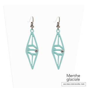 vue paire de boucles d'oreilles graphique, couleur : menthe glaciale, vert, bleu, pastel, vert d'eau, avec option strass cristal amovible et riveté. Attache dormeuse en acier inxoydable. Ladygum, marque française, bijoux fantaisies en silicone. Style : longues, pendantes, contemporaines, géométrique, losange, ajouré. Cadeau original.