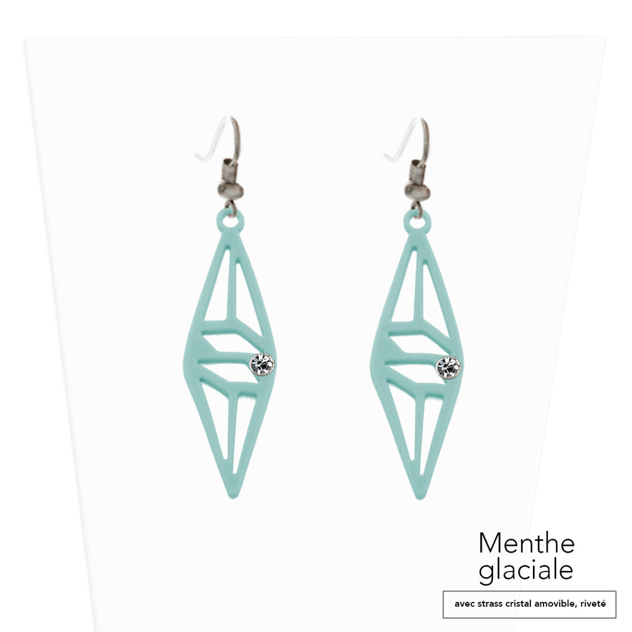 vue paire de boucles d'oreilles graphique, couleur : menthe glaciale, vert, bleu, pastel, vert d'eau, avec option strass cristal amovible et riveté. Attache dormeuse en acier inxoydable. Ladygum, marque française, bijoux fantaisies en silicone. Style : longues, pendantes, contemporaines, géométrique, losange, ajouré. Cadeau original.