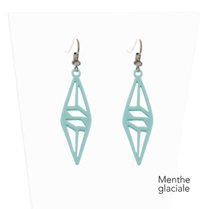 vue paire de boucles d'oreilles graphique, couleur : menthe glaciale, vert, bleu, pastel, vert d'eau. Attache dormeuse en acier inxoydable. Ladygum, marque française, bijoux fantaisies en silicone. Style : longues, pendantes, contemporaines, géométrique, losange, ajouré. Cadeau original.