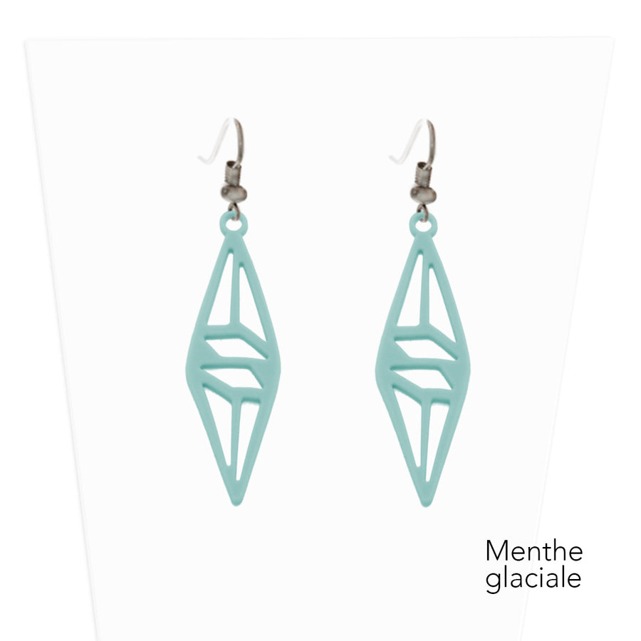 vue paire de boucles d'oreilles graphique, couleur : menthe glaciale, vert, bleu, pastel, vert d'eau. Attache dormeuse en acier inxoydable. Ladygum, marque française, bijoux fantaisies en silicone. Style : longues, pendantes, contemporaines, géométrique, losange, ajouré. Cadeau original.