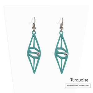vue paire de boucles d'oreilles graphique, couleur : turquoise, vert, bleu, foncé, avec option strass cristal amovible et riveté. Attache dormeuse en acier inxoydable. Ladygum, marque française, bijoux fantaisies en silicone. Style : longues, pendantes, contemporaines, géométrique, losange, ajouré. Cadeau original.
