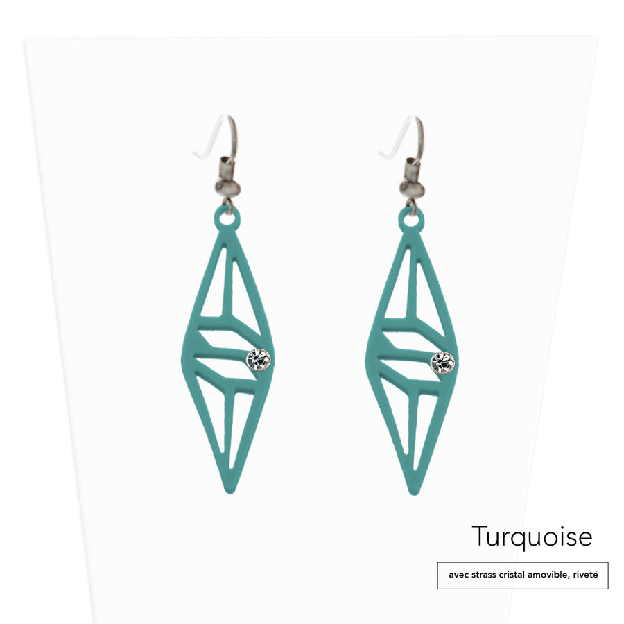 vue paire de boucles d'oreilles graphique, couleur : turquoise, vert, bleu, foncé, avec option strass cristal amovible et riveté. Attache dormeuse en acier inxoydable. Ladygum, marque française, bijoux fantaisies en silicone. Style : longues, pendantes, contemporaines, géométrique, losange, ajouré. Cadeau original.