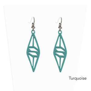 vue paire de boucles d'oreilles graphique, couleur : turquoise, vert, bleu, foncé. Attache dormeuse en acier inxoydable. Ladygum, marque française, bijoux fantaisies en silicone. Style : longues, pendantes, contemporaines, géométrique, losange, ajouré. Cadeau original.