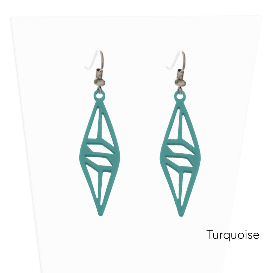 vue paire de boucles d'oreilles graphique, couleur : turquoise, vert, bleu, foncé. Attache dormeuse en acier inxoydable. Ladygum, marque française, bijoux fantaisies en silicone. Style : longues, pendantes, contemporaines, géométrique, losange, ajouré. Cadeau original.