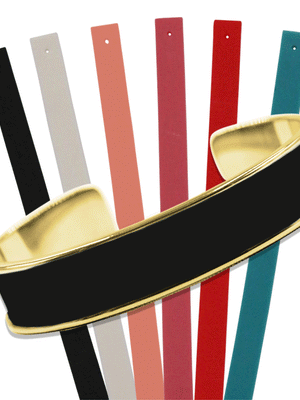 vue gros, détails, pack mon petit bangle doré à l'or fin en acier inoxydable, ajustable, réglable. 6 bandes de silicones, couleur unie : noir, blanc, nude, rose blush, rouge, turquoise. Bandes interchangeables. Ladygum, marque française, bijoux fantaisies en silicone. Idée cadeau pour les fêtes.