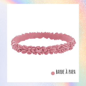 zoom, vue gros plan, bracelet boho les fleurettes, couleur barbe à papa, rose pastel, rose poudré. Bijoux fantaisies en silicone, marque française, ladygum. Bracelet aux fleurs en relief, taille unique, non ajustable, facile à enfiler au poignet. Cadeau original pour les fêtes.