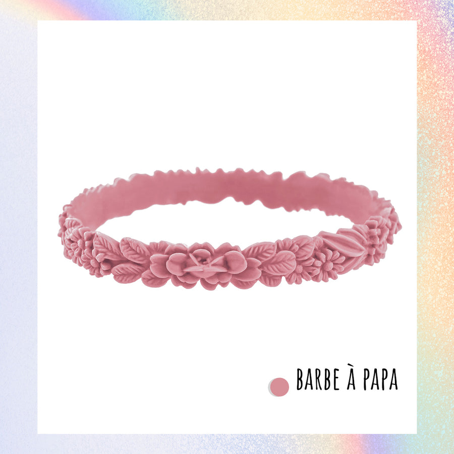 zoom, vue gros plan, bracelet boho les fleurettes, couleur barbe à papa, rose pastel, rose poudré. Bijoux fantaisies en silicone, marque française, ladygum. Bracelet aux fleurs en relief, taille unique, non ajustable, facile à enfiler au poignet. Cadeau original pour les fêtes.