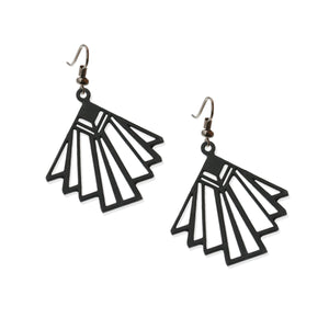 vue à plat, en entier, paire de boucles d'oreilles charleston, couleur noir. Portées par mannequin Dorine Gaudin. Bijoux fantaisies en silicone, marque française, créateurs, designers. Style éventail, art déco, rétro, géométrique, graphique, moderne, contemporain. Attache dormeuse en acier inoxydable. Minimisant les allergies, résistant à l'eau/à la chaleur/à la lumière, souple, léger. Cadeau original.